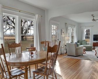 Fully Renovated Historic 1920's Bungalow on 1-acre/Pet Friendly! - Montrose - Sala pranzo