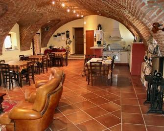 El Cavajer) Red Room - Revello - Restaurante