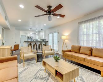 Family-Friendly Home 6 Mi to Downtown Mobile! - Mobile - Living room