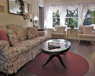 The Little Yellow Cottage - Murphys - Living room