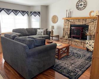 California High Desert Retreat - Ridgecrest - Living room