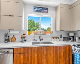 Luxurious Townhome W/3 Master Suites gated Parking - Los Ángeles - Cocina