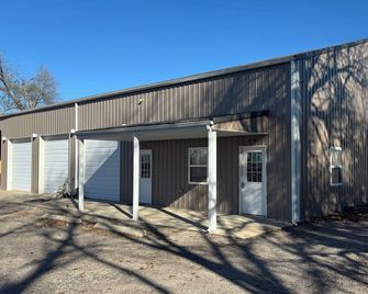 Cozy 1-bedroom Bunkhouse with Trailer parking - Hutchinson - Будівля