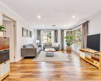 Casa Angustum - Secluded retreat ! Unlimited Wifi - Willunga - Living room