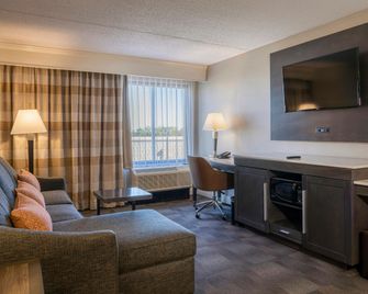 Hampton Inn Carlstadt-At The Meadowlands - Carlstadt - Living room