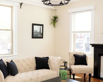 The Loft on the Square - Highland - Living room