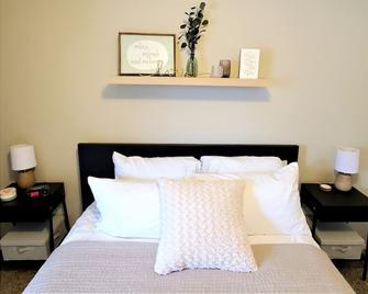 Cozy One Bedroom, Washer Dryer, Central Location, Fireplace, Monthly Discounts - Lombard - Bedroom