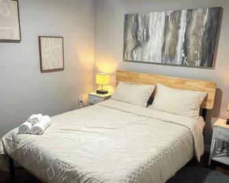 3br Retreat Near Downtown - Airport - Nrg Stadium - Houston - Bedroom