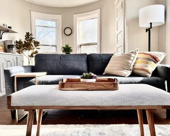 Stylish and comfortable, Central Location, Views of Franklin Park, Quiet & Cozy! - Bloomington - Living room