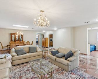 Russell House Near Hollywood & Griffith Park 3 Bedroom Home - Los Ángeles - Sala de estar