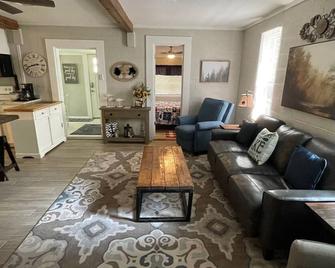 Fisherman's Flat Cozy 3-bedroom cabin short walk to water at Cypress Cove - Wagoner - Living room