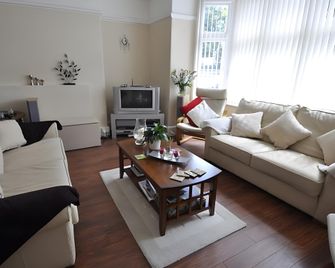The Red House - Falmouth - Living room