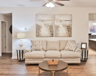 New Home 3mi from Talladega Superspeedway - Lincoln - Living room