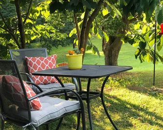 The Carriage House at Carrot Top Cottage - Harpers Ferry - Patio