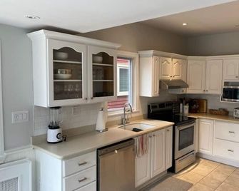 4 Bedroom Urban Main floor Apartment in House! - Halifax - Kitchen
