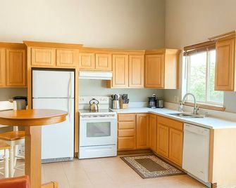 Lakefront Bungalow! 35 Miles To Mt Rainier! - Eatonville - Cocina