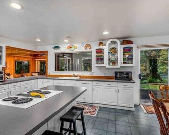 Right on the McKenzie - Pickleball Court - Blue River - Cocina