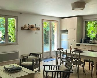 House with private garden & parking in a plant nursery - Cadenet - Dining room