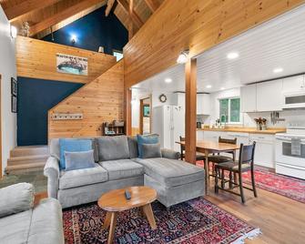 Stevens Pass Basecamp- perfect adventure base! - Skykomish - Living room