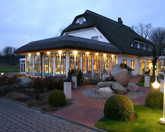 Landhotel Kastanienallee - Putbus - Gebäude
