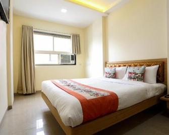 OYO 10677 Hotel Monarch Guestline - Pimpri - Chinchwad - Спальня