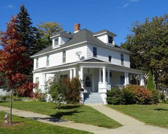 Plenty of Parking & Trail Access! Walk to restaurants & bars in Munising - Munising - Building