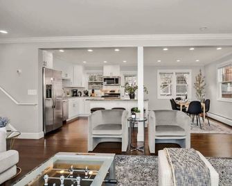 5BR Waterview Home near Cove Beach, Sauna, Game Room, Fenced Backyard - Stamford - Huiskamer