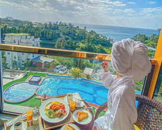 Goldone Hotel & Suites - Seogwipo - Balkong