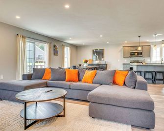 Walk to Beaches And Parks Home With Deck - Laconia - Sala de estar