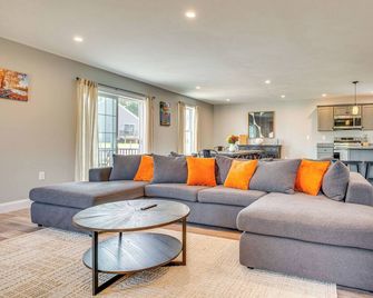 Walk to Beaches And Parks Home With Deck - Laconia - Huiskamer