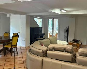 Memory Lane Accommodation - Mount Tamborine - Living room