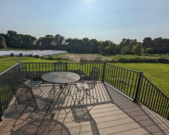 Perfect for big groups/companies- large, spacious 6 bedroom with lots of parking - Eau Claire - Balkon