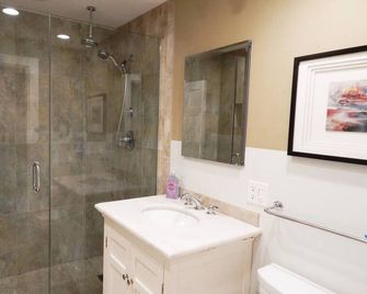 P-Town 2br Beach Beauty on the Bay. Water View! - Provincetown - Bathroom