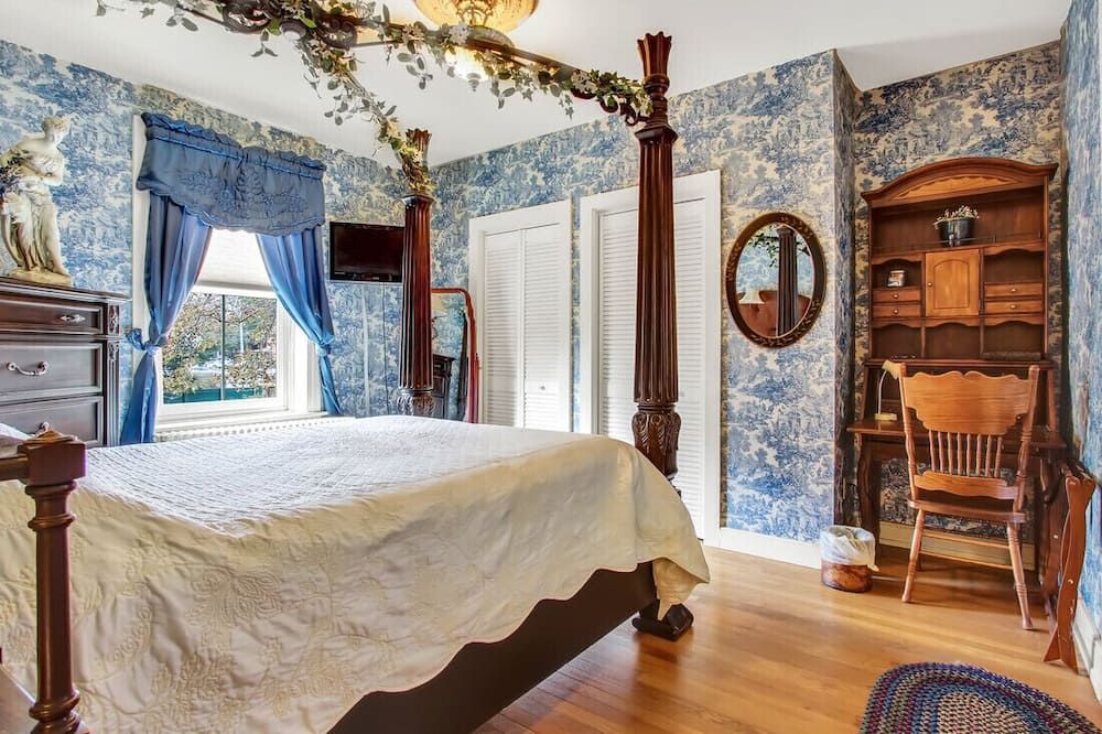 Mansion on Main Street Near LVC and Hersheypark!