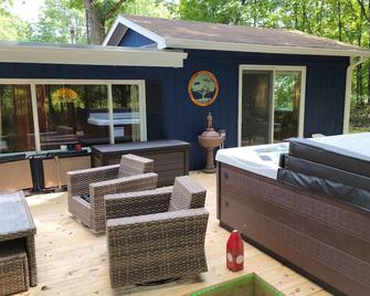 Cheerful 2 Bedroom Cottage with Hot Tub near Lake - Jamestown - Patio