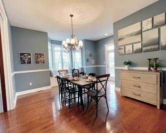 Elm Street Escape- Easy Access To Alton & Stl - Alton - Dining room