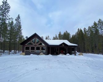 Wolf Den - Valemount - Building