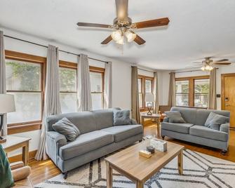 Renu At Ict St Claire House - Wichita - Living room