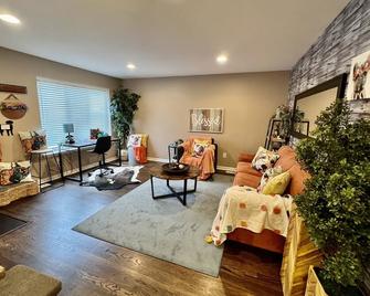 Spacious Home| Pet Friendly| Ideal for Long Stays - Clinton Township - Living room