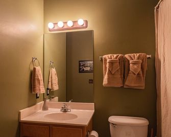 Steps from Pkwy! Hot Tub~Pool Access~Fast WiFi - Pigeon Forge