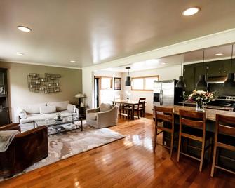 The Broadway Guest House - Granville - Wohnzimmer