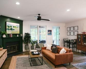 New Listing!! Luxury Cottage In Marina Cove - Just Renovated - Greensboro - Sala de estar