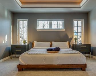 Stunning custom built country home with the ultimate game room! - Plymouth - Schlafzimmer