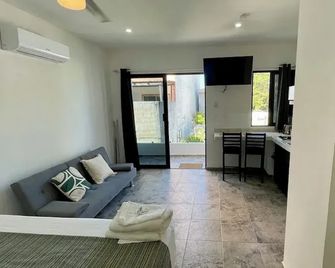 Lavish Studio w Balcony Downtown 4 - Isla Mujeres - Salon