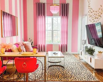 Dolly's Delight - Boutique Bliss Mins From Broadway - Nashville - Living room
