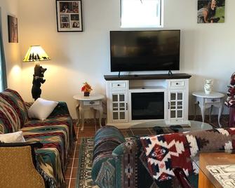 Josephine's Apartment At Packer Hill Avenue-Downtown Jim Thorpe - Jim Thorpe - Living room