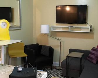 1807 2D · Modern Brand 1bed Apt/Parking Available- 20 min to NYC - North Bergen - Pokój dzienny