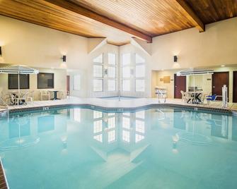 Kelly Inn & Suites Mitchell South Dakota - Mitchell - Zwembad