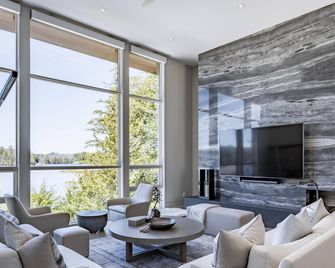 7 bed 5 bath luxury cottage in prime location on Lake Rosseau - Minett - Living room