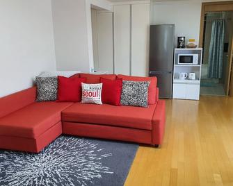 Mod. spacious apt., great for digital nomads - Seoul - Living room